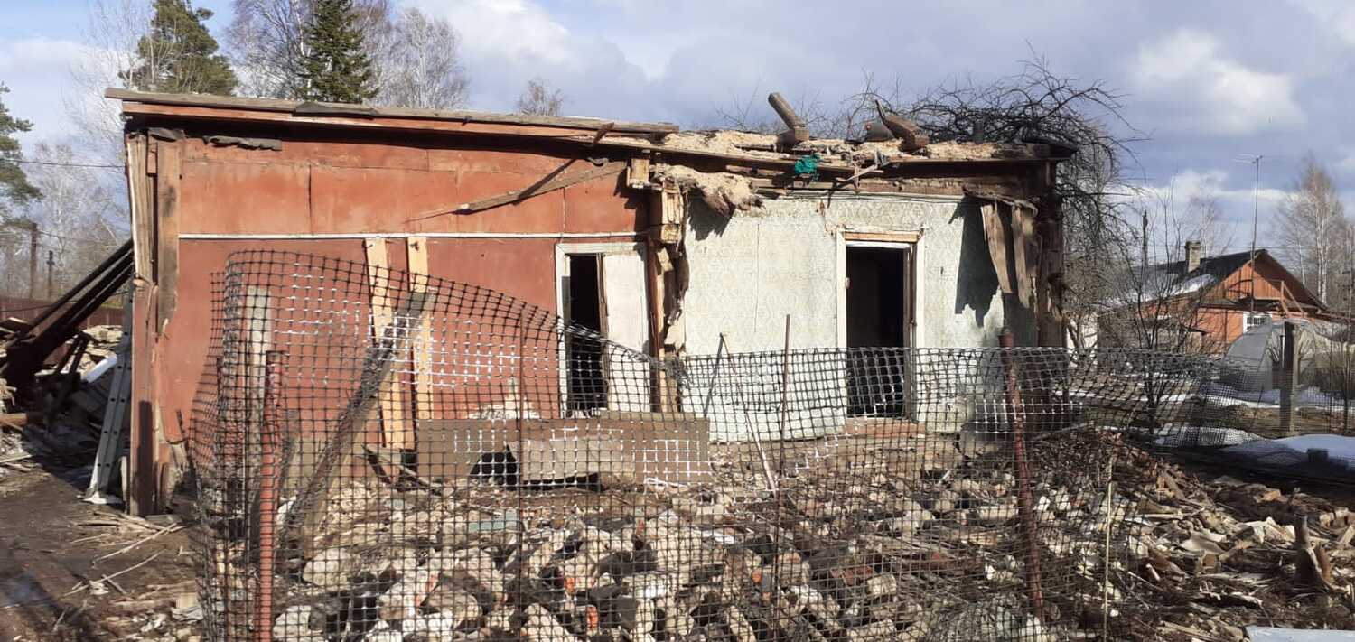 Демонтаж старого деревянного дома в Ленобласти