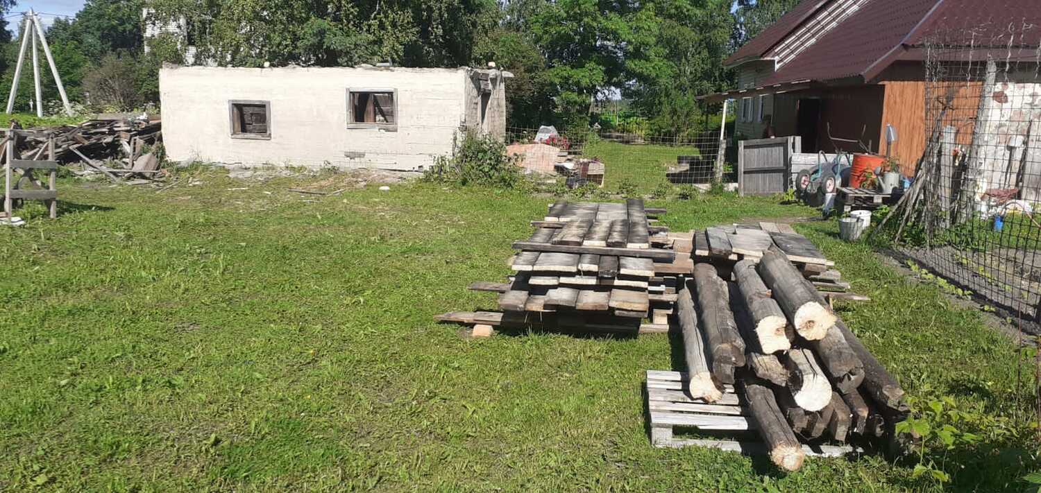 Русская бригада выполняет работы по сносу и демонтажу сараев, хозпостроек и дачных домов в Ленобласти Снос деревянных построек с сохранением пригодных для дальнейшего использования материалов